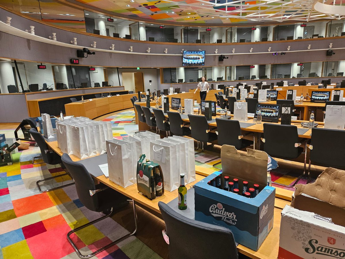 CZtoEU_Brussels's tweet image. 🎁 Dárky na Coreperu? 🧐

Ano! Když členský stát slaví svůj národní svátek, je milým zvykem obdarovat kolegy něčím typickým. Česko tak dnes na Coreperu potěšilo své protějšky 🇨🇿 pivem, které věnoval @CSPS_reditel. Děkujeme za podporu a přejeme: na zdraví! 🍻

Velvyslanec…