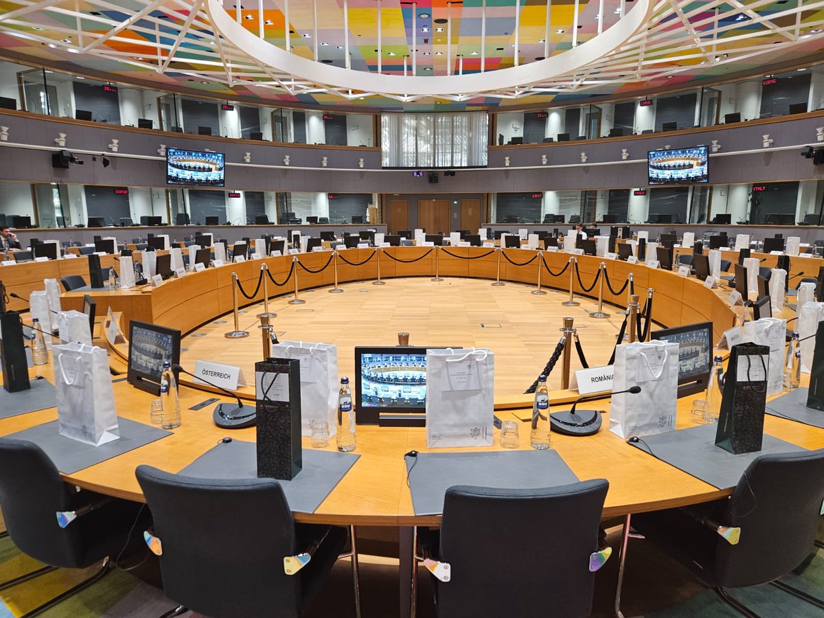 CZtoEU_Brussels's tweet image. 🎁 Dárky na Coreperu? 🧐

Ano! Když členský stát slaví svůj národní svátek, je milým zvykem obdarovat kolegy něčím typickým. Česko tak dnes na Coreperu potěšilo své protějšky 🇨🇿 pivem, které věnoval @CSPS_reditel. Děkujeme za podporu a přejeme: na zdraví! 🍻

Velvyslanec…