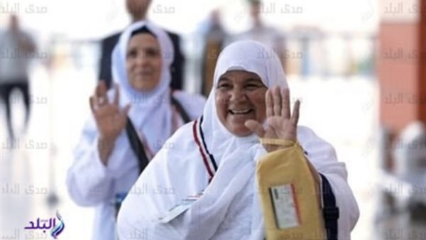 يقضي المصري عمره يجمع القرش فوق القرش، يحلمُ بعمرةٍ أو حج.
وحين يبلّغ مراده، ينطلق الذباب الأخضر يشتمُه بعنصريةٍ وحقارة، فكيف تتوقع إذًا سلوك رجال الأمن؟

أتعيّره بفقره؟ أم تعيّره بحبّه لبيت الله الحرام؟
المصري كان يحمل كسوة #الكعبة المشرفة على ظهره، ماشيًا على قدميه، حين كنتم