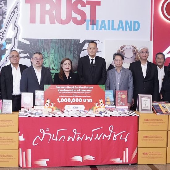 Thavisin's tweet image. วันนี้โลกหมุนเร็วขึ้นมากครับ เทคโนโลยีเข้ามาเป็นส่วนหนึ่งของชีวิต แต่ ‘หนังสือ’ ยังคงเป็นพลังทางปัญญาที่ช่วยจุดประกายความคิด และช่วยให้เราเติบโต

โอกาสในการเข้าถึงหนังสือดีๆในหลายพื้นที่ในไทยยังน้อยมาก การมี ‘ห้องสมุดประชาชน’ เลยไม่ใช่แค่การเอาหนังสือไปกองเพิ่มอีกที่นึง…