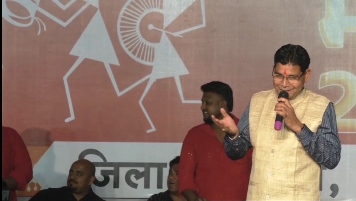 truth_finder04's tweet photo. “ये तस्वीरें बोल रही हैं - एक ओर मौतें, दूसरी ओर मंच पर गीत. संवेदनहीनता अपने चरम पर.
When lives were lost, the Disaster Minister sang.
Grief on the tracks, tunes on the stage” https://t.co/KAqBRCNK0J