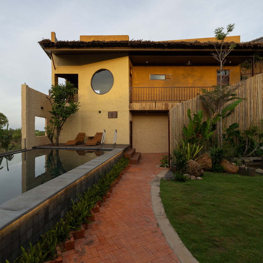 arkitektcom's tweet image. Dragonfly Retreat &amp;amp; Cafe, terk edilmiş bir mantar yetiştirme deposunun dönüştürülmesiyle hayata geçiriliyor.

Architects: Country House. Architecture
📷: Quang Dam

#arkitekt #architecture #project #design