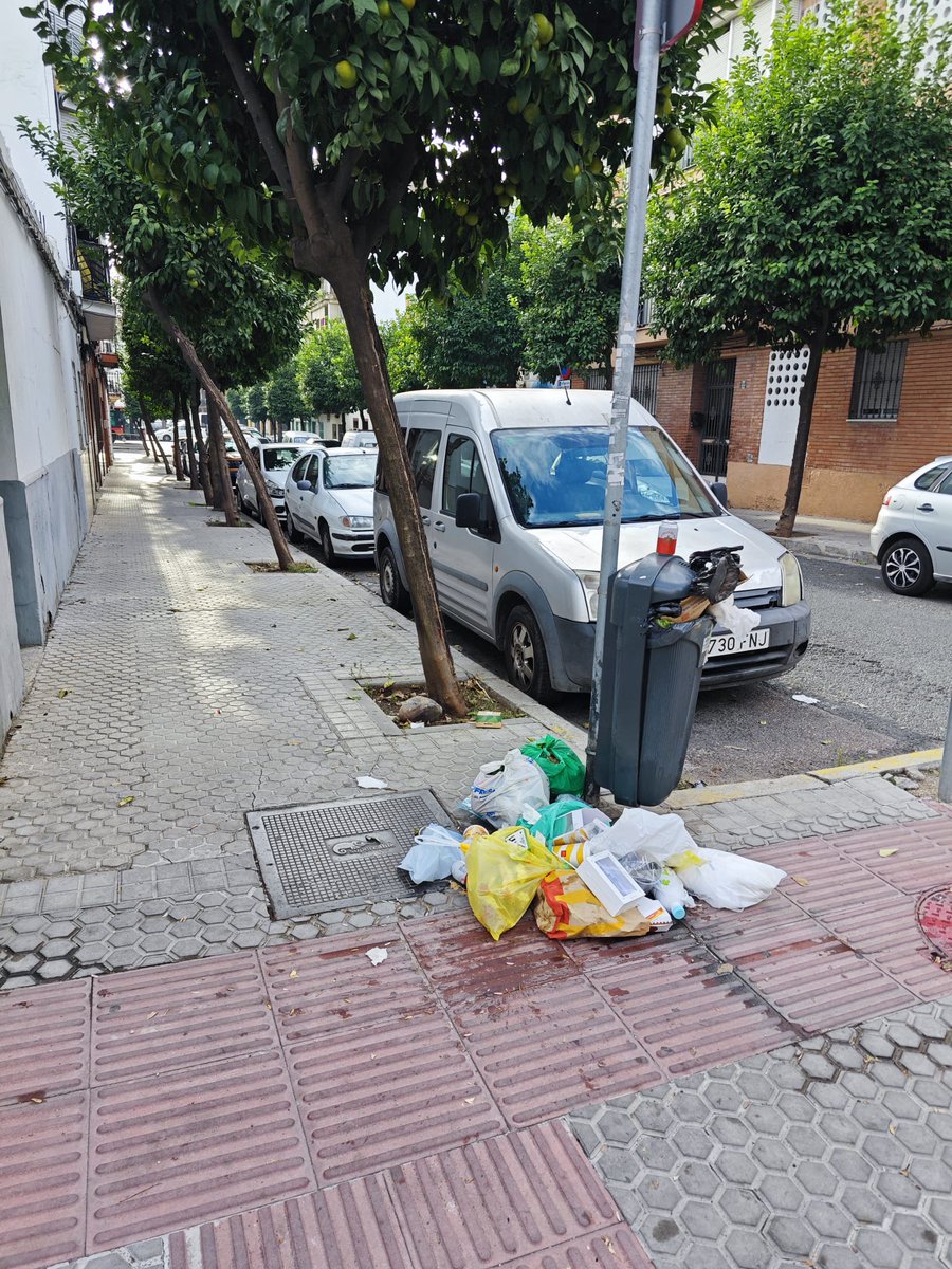 Esta papelera lleva así desde el Lunes pasado y los  vecinos dando las  quejas al 010 y ni  caso. Es en la c/ Pepe  Suero esquina con  c/Bucarelli del <a href="/DtoCerroAmate/">Distrito Cerro-Amate (Sevilla)</a>. <a href="/LipasamSevilla/">Lipasam</a>  <a href="/eveliarincon/">Evelia Rincón</a> 
<a href="/pepelugomoreno/">José Lugo Moreno</a>  <a href="/PatricioLeonR/">Patricio León Roca</a>  <a href="/Ayto_Sevilla/">Ayuntamiento de Sevilla</a>  Nos tienen Vd. ABANDONADOS.