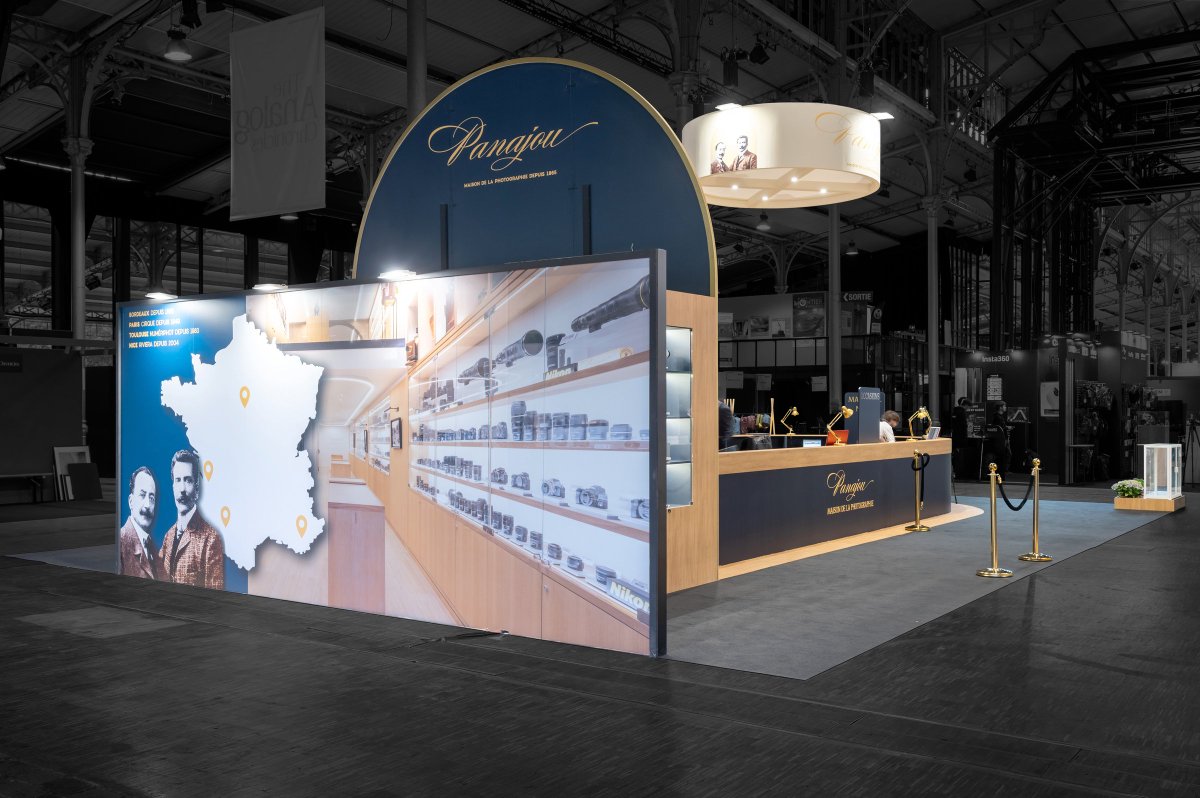 Pour le <a href="/SalonPhotoParis/">Salon de la Photo</a>, R2 Stand &amp; Event réalise le nouveau stand îlot de 101,5 m² pour Panajou. Pensé comme un véritable espace d’expérience, le stand combine lignes courbes, design moderne et palette noire, symbole de sophistication.