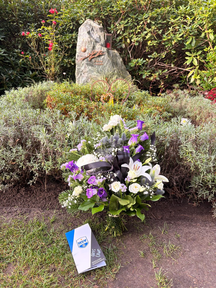 Heute erinnern wir an Uwe #Seeler, der an diesem Tag 89 Jahre alt geworden wäre.
Ein Vorbild. Eine Legende. Für immer einer von uns. 🙏🕊️

#nurderHSV #UnsUwe