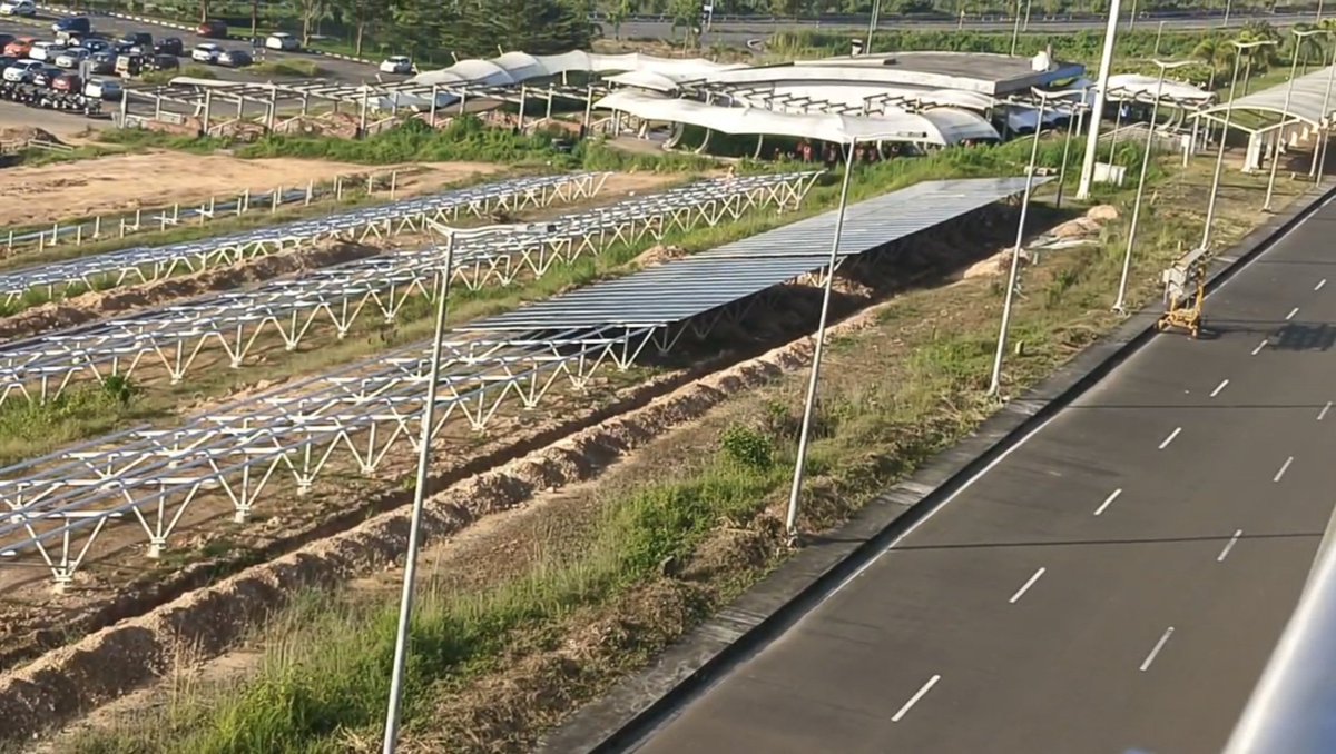 vokncnn's tweet image. Kannur Airport : Solar Project Construction Status
Nov 5, 2025 

Work progressing on the construction of a 4 mega volt solar power project at the Kannur Intl Airport. The project aims to reduce 30-40 percent of KIAL&apos;s energy consumption costs.

#kannurairport #solarprojects