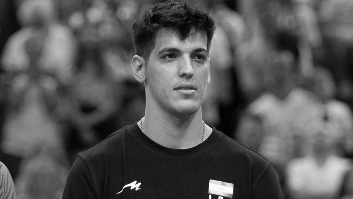 777_Tips_'s tweet photo. 🇮🇷 Nie żyje Saber Kazemi. Irański siatkarz miał 26 lat 🕯️

Z Iranu napłynęły tragiczne informacje. W nocy z wtorku na środę zmarł Saber Kazemi, reprezentant Iranu w siatkówce. Zawodnik od ponad dwóch tygodni przebywał w śpiączce po porażeniu prądem na basenie. Lekarze przez wiele dni walczyli o jego życie, jednak dziś został odłączony od aparatury podtrzymującej oddech.

Kazemi był jednym z największych talentów azjatyckiej siatkówki. Na swoim koncie miał złote medale Klubowych Mistrzostw Azji oraz mistrzostw Azji, w obu turniejach wybierany był MVP. W 2021 roku wystąpił również na igrzyskach olimpijskich w Tokio.

Miał zaledwie 26 lat.
Cały siatkarski świat pogrążony jest w żałobie. 🕊️

fot. Eurosport

#SaberKazemi #Volleyball #Iran #VolleyballFamily 
#sports