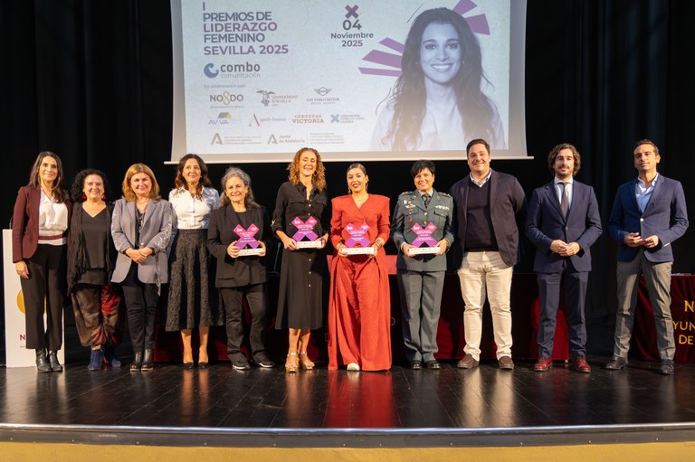 cadesevilla's tweet photo. 🟪Patricia Sánchez, emprendedora de CADE Utrera @aemprende recibió ayer el Premio a la Innovación Femenina en la I Ed. de los 🙋‍♀️Premios del Liderazgo Femenino de #Sevilla. ¡Enhorabuena‼️👏👏

👗👠Conoce su proyecto: https://t.co/o1osl62284
📰 https://t.co/4FhwtqvPgK https://t.co/lIBWQjlsTO