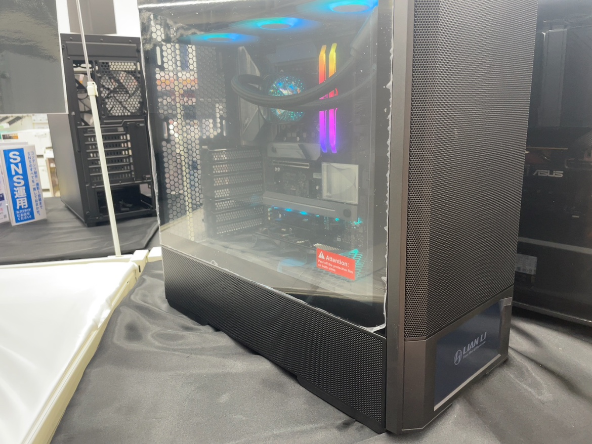 ap_hironishi's tweet image. 🔥広島西店限定モデル🔥
#LIANLI のケースで組んだオリジナルデスクトップPCになります！
中には #グラフィックボード を付けていないためご自身の好きなパーツを入れてみてください！！
詳細等はぜひアプライド広島西店にお問い合わせを！！
#ゲーミングPC ＃カスタム