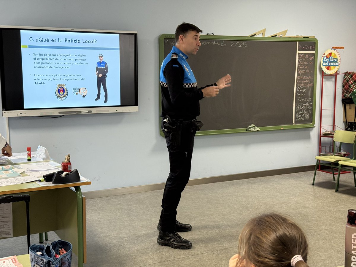 CEIPELVIRA's tweet image. Comenzamos con las charlas de la Policía Local De Arroyo sobre Educación Vial!! Gracias por enseñarnos tantas cosas!! @AytoArroyo #yosoydelelvira #megustamicole #puedescontarconmigo