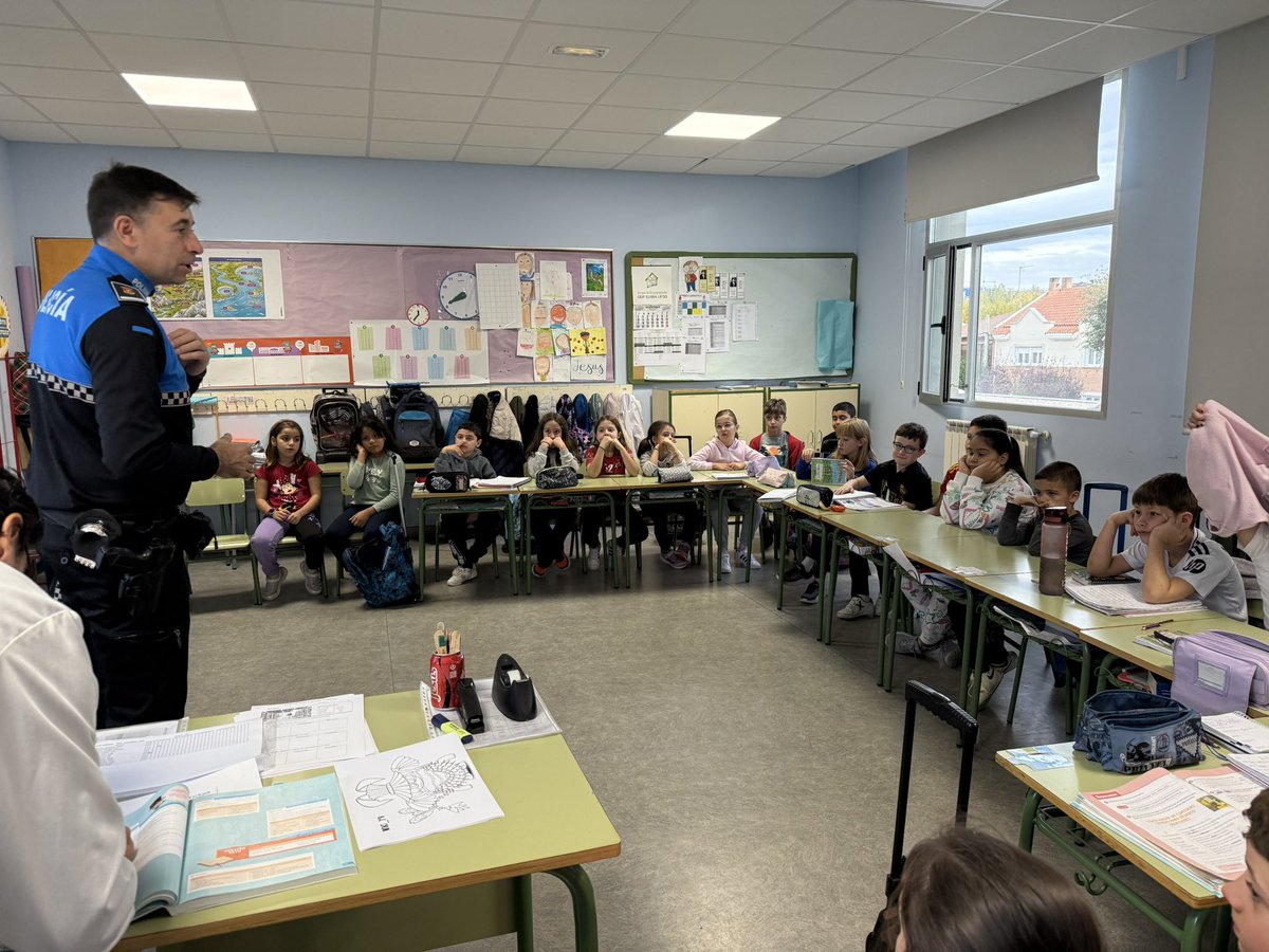 Comenzamos con las charlas de la Policía Local De Arroyo sobre Educación Vial!! Gracias por enseñarnos tantas cosas!! <a href="/AytoArroyo/">Ayuntamiento de Arroyo de la Encomienda</a> #yosoydelelvira #megustamicole #puedescontarconmigo