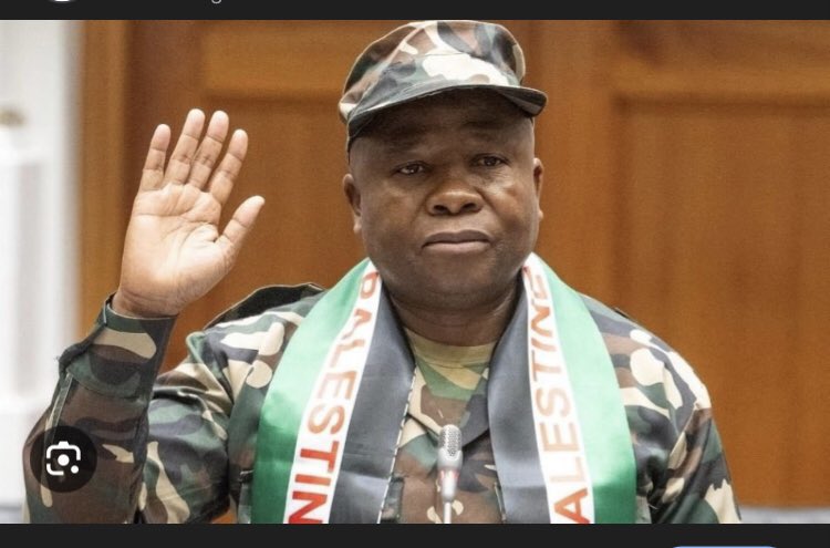 XFactor079's tweet image. Des Van Rooyen has :

1. Masters of Science in Finance awarded by the University of London.

2. Master’s Degree in Public Development and Management obtained from Wits University.

3. Diploma in Advanced Business Management.

CERTIFICATES:
1. In Municipal Governance 
2. In…