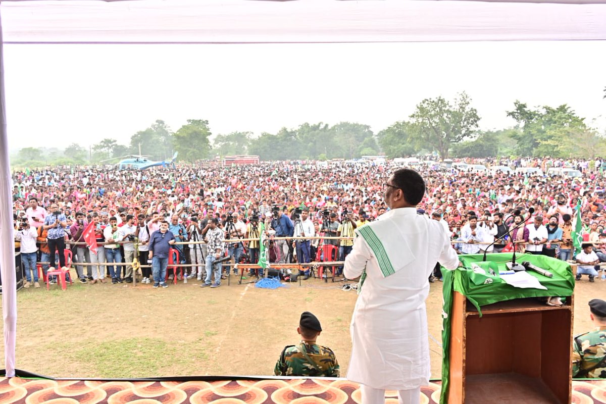 आज यहां चुनावी सभा है पर बहुत कुछ कहने की आवश्यकता नहीं है। आप सभी को पता है कि झामुमो का कर्तव्य और हम लोगों का दायित्व क्या है। यह व्यापारियों की पार्टी नहीं है। यह व्यापारियों की जमात नहीं है। यह आदिवासी, दलित, पिछड़ा, गरीब, गुरबा, यहां के मूलवासियों की पार्टी है। एक तरफ