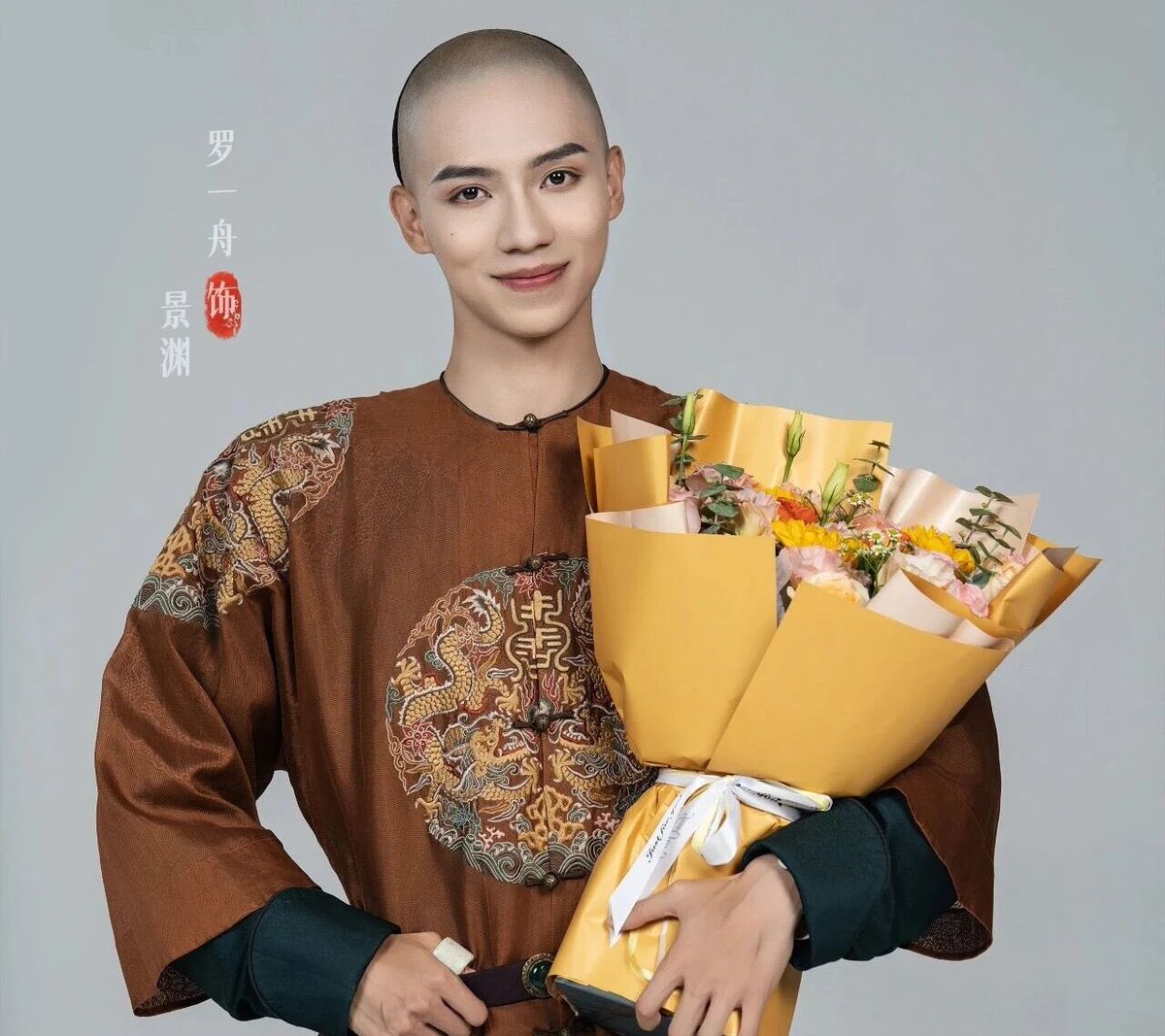 20251103  |  娱理  Weixin Update!

[ความเหมือนในจิตวิญญาณ สำคัญกว่าความเหมือนทางรูปลักษณ์] 

ในการคัดเลือกนักแสดง เนื่องจากการเลียนแบบนักแสดงต้นฉบับนั้นเป็นเรื่องยาก ทีมงานมินิซีรีส์ 《พลิกชะตาองค์หญิงกำมะลอ》 จึงตั้งมาตรฐานไว้ว่า
“ความเหมือนในจิตใจ (อารมณ์ คาแรกเตอร์)