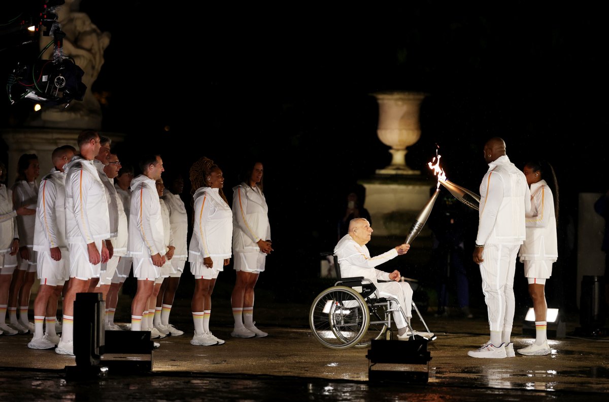 We have to say goodbye to an Olympic champion in cycling from London 1948 and the penultimate torchbearer at the Paris 2024 Olympic Games, Charles Coste. At 101 years old, he was the oldest living Olympic champion. The image of him passing the Olympic flame to Teddy Riner and
