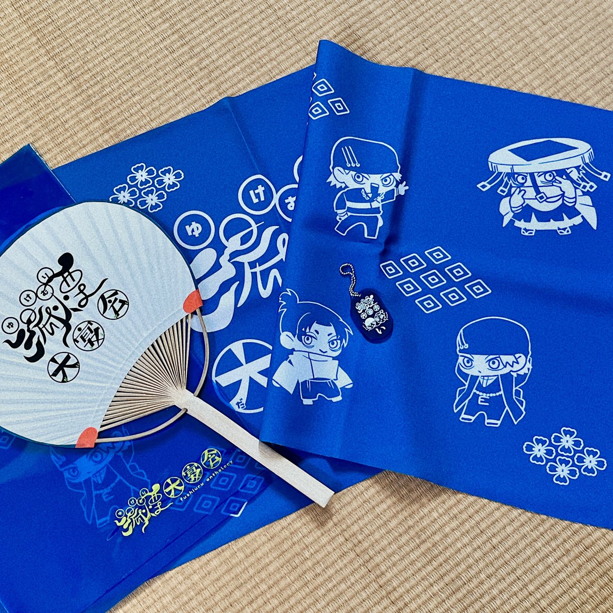 kishibe_design's tweet photo. 【献本ご紹介】   

伏漆アンソロジー様(@fushiuru2025) より献本とノベルティをいただきました！

手拭いや竹うちわなど、とにかく豪華なノベルティに驚きです…！
全部ショッパーに収まるのも親切で素敵✨
沢山ロゴを使って頂き、��しいです😭

ご恵贈頂き、ありがとうございます🌟

#同人誌デザイン https://t.co/Jt9OtirvLW