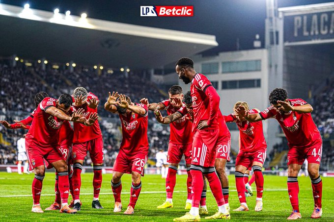PP_OGDL's tweet photo. 🇵🇹🦅 | #LigaPortugalBetclic #VSCSLB | 👁🗨📈 Quando é que começamos a falar da construção de espírito de equipa do #JoséMourinho?
No 🏰, todos brincaram com o #DodiLukébakio, que teve um impacto direto na magnífica 2.ª parte 🔴⚪️.
🧵 https://t.co/gNxoqXqbS5