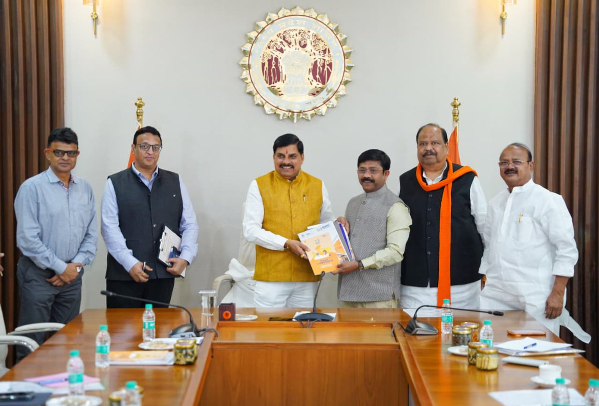 मुख्यमंत्री डॉ. मोहन यादव ने आज निवास स्थित समत्व भवन में उत्तरप्रदेश सरकार के मंत्री श्री नन्द गोपाल गुप्ता के साथ बैठक की। बैठक में मध्यप्रदेश में औद्योगिक विकास से जुड़े विभिन्न प्रस्तावों पर विस्तृत चर्चा की गई।

इस अवसर पर मुख्यमंत्री डॉ. यादव ने श्री गुप्ता को मध्यप्रदेश