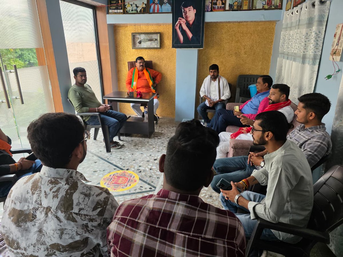 mpsangamlal's tweet image. भाजपा युवा मोर्चा के प्रदेश महामंत्री, ऊर्जावान युवा नेता श्री शशि रंजन सिंह जी के आवास पर मुखिया एवं विभिन्न सामाजिक नेताओं से मुलाकात कर बिहार में एनडीए की ऐतिहासिक विजय को लेकर सार्थक चर्चा की।

#ModiNitishForBihar