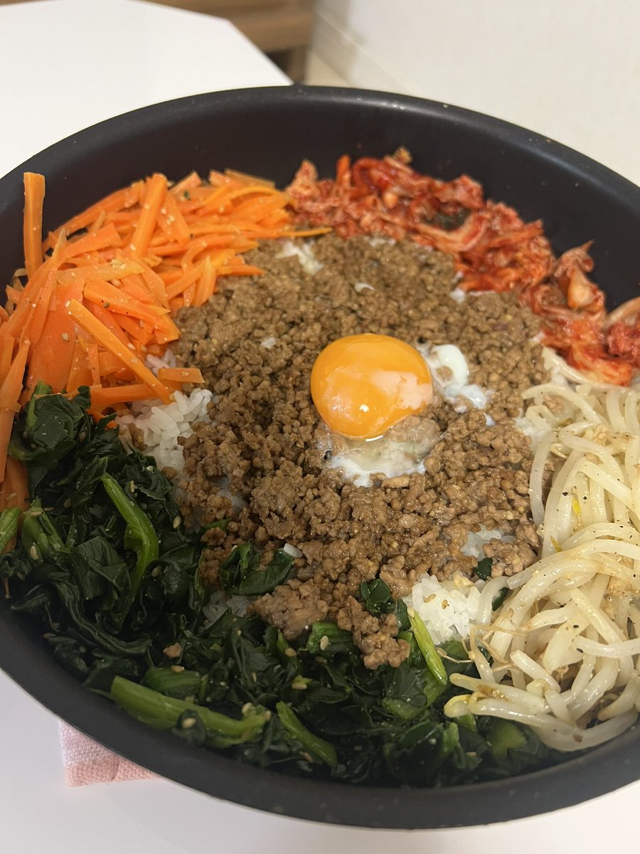 mitsuki_junon35's tweet photo. 【自炊記録#01  ビビンバ 】
初挑戦にしてはかなり成功
ひき肉はタレと甜麺醤、にんじんは甘め、ほうれん草ともやしはナムルで。
次回はチーズ入れても良さそう。
飽きたらラー油で味変。 https://t.co/yLplLjb8Qe