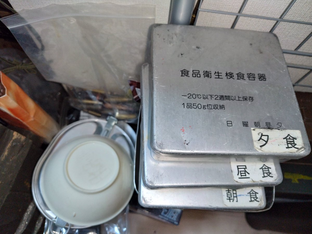 売り主が言ってたからそう言うけどこういう薬莢やこういう容器とかガラクタが本当僕はすきなんだなって