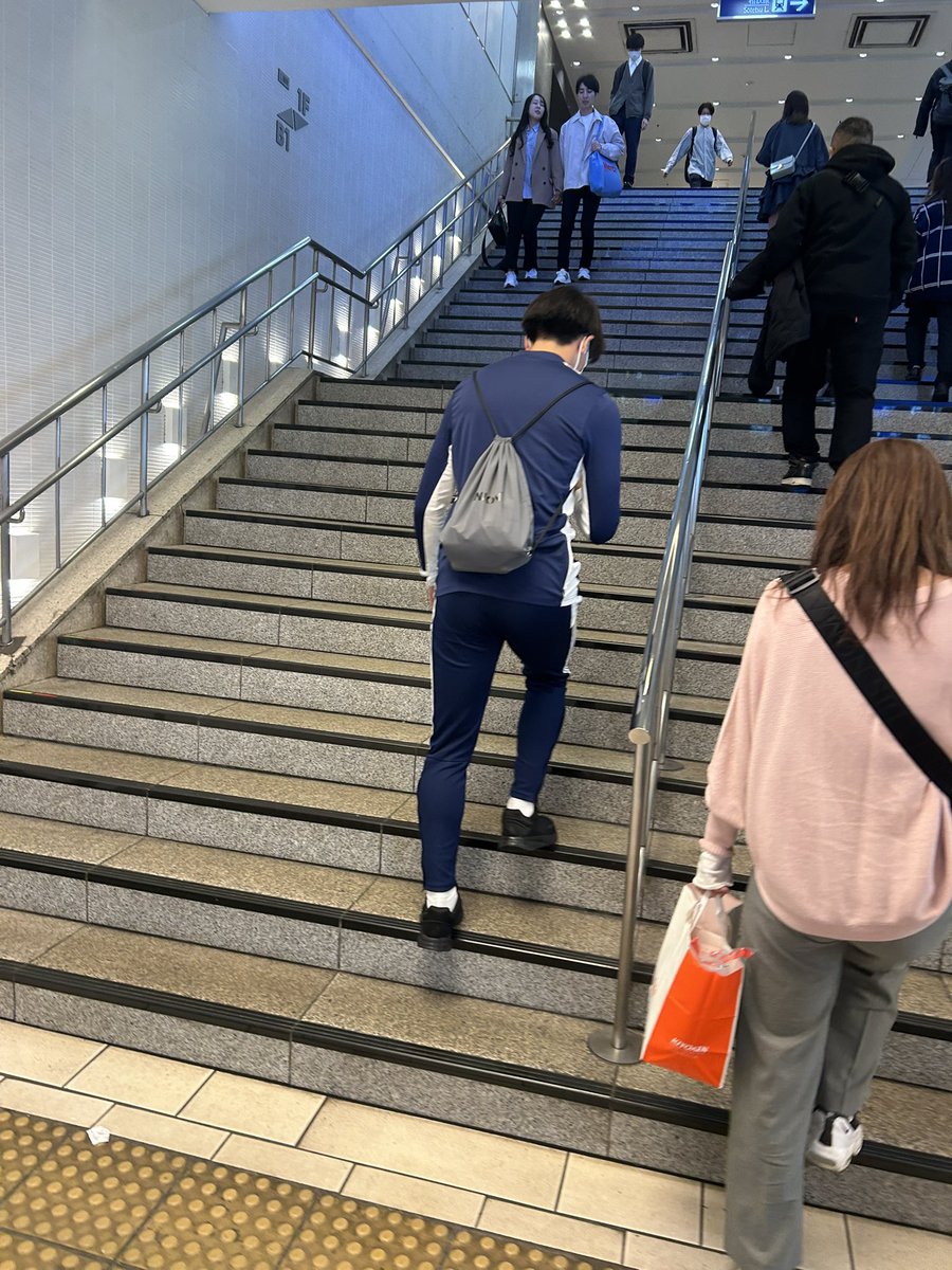 sunset7752's tweet image. こんなアディダスのジャージ上下持ってる人いたらDMください。笑