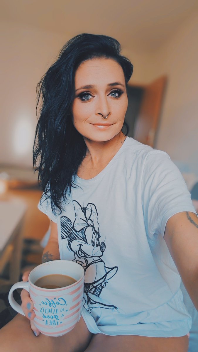 NxExNxi's tweet image. #Montagslaecheln - wenn du aussiehst wie ein süßer Disney-Charakter, aber du dich fühlst, als hätte Freddy Krüger dich im Schlaf klein so richtig klein geschredert 🙈☕

Habt eine schöne Woche ihr Lieben &amp;amp; ich hoffe ihr bekommt heute alle Sonne ab ☀️🤗🖤😘

#RealVibes #MondayMood…