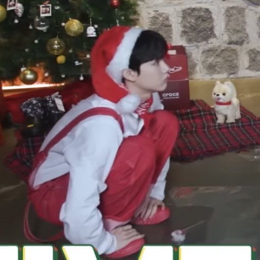 kkyuora_'s tweet image. 수상하리만큼 쭈그려 앉아있는걸 잘 하는 남자