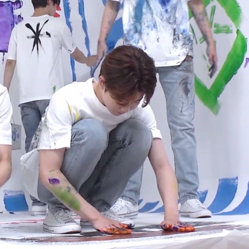 kkyuora_'s tweet image. 수상하리만큼 쭈그려 앉아있는걸 잘 하는 남자