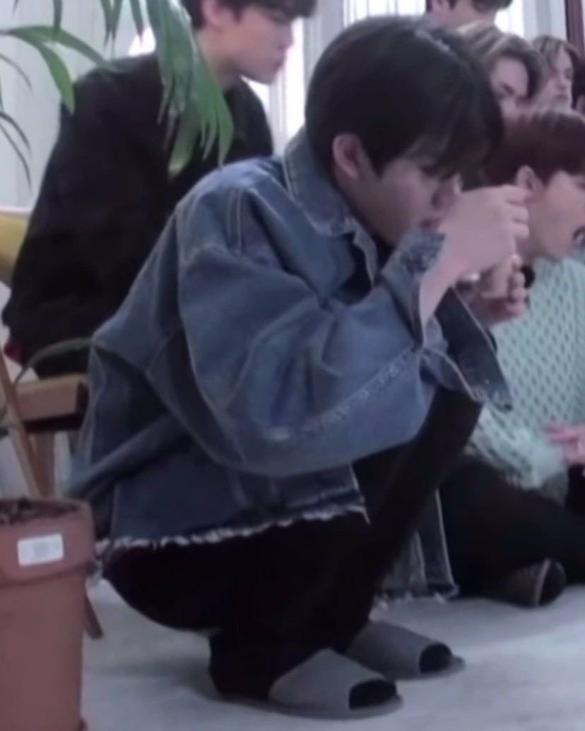 kkyuora_'s tweet image. 수상하리만큼 쭈그려 앉아있는걸 잘 하는 남자