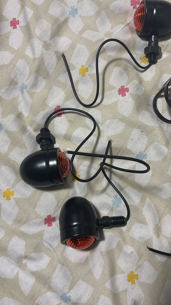 love_mytracker's tweet photo. 250trにこのタイプのウインカーを付けたいんですけど、アース線とかよくわかりません。
純正のコードぶった斬ってつけたいんですけどそのままつけて大丈夫ですか？？
有識者の方、教えてください🥲🥲
#250tr #カスタム #ウインカー #バイク https://t.co/2fwCpz6zQ4