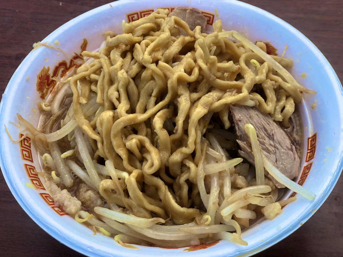 MaRoCAS19's tweet photo. 本日のラーメン🍜
青森市青い海公園『SUSURUラーメンフェス』
イベント一杯目
・東京都『俺の生きる道』【全トッピング】
二郎系スタート！胃袋を叩き起こすのにはと😆
豚を感じるスープ、目が覚めました😋
ただ、寒かったのかスープがぬるく、豚もハジ豚で小ぶりで盛りも自分のは少なめで少し残念😢 https://t.co/HKlS8fQkvV