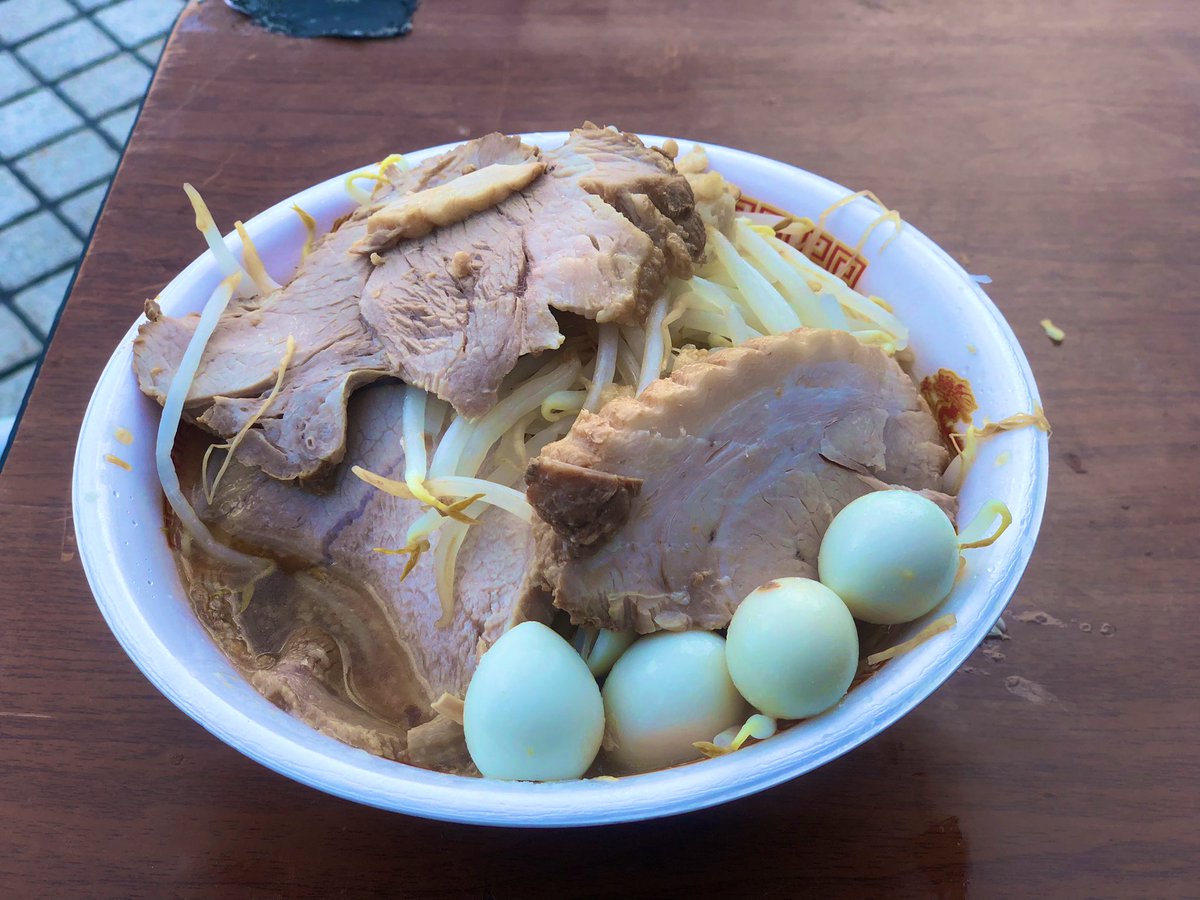 MaRoCAS19's tweet photo. 本日のラーメン🍜
青森市青い海公園『SUSURUラーメンフェス』
イベント一杯目
・東京都『俺の生きる道』【全トッピング】
二郎系スタート！胃袋を叩き起こすのにはと😆
豚を感じるスープ、目が覚めました😋
ただ、寒かったのかスープがぬるく、豚もハジ豚で小ぶりで盛りも自分のは少なめで少し残念😢 https://t.co/HKlS8fQkvV
