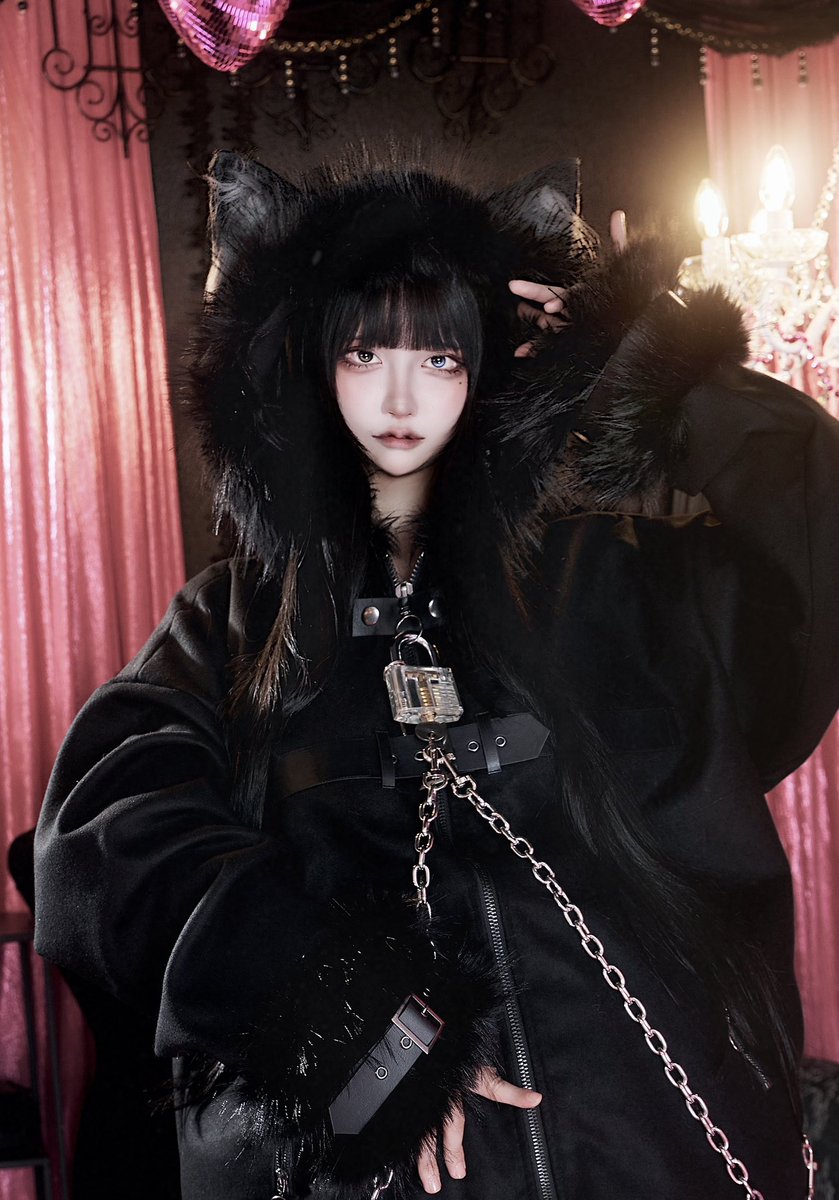 プロデューサー・高嶺ヒナが着こなす リアルな質感のオオカミ耳が