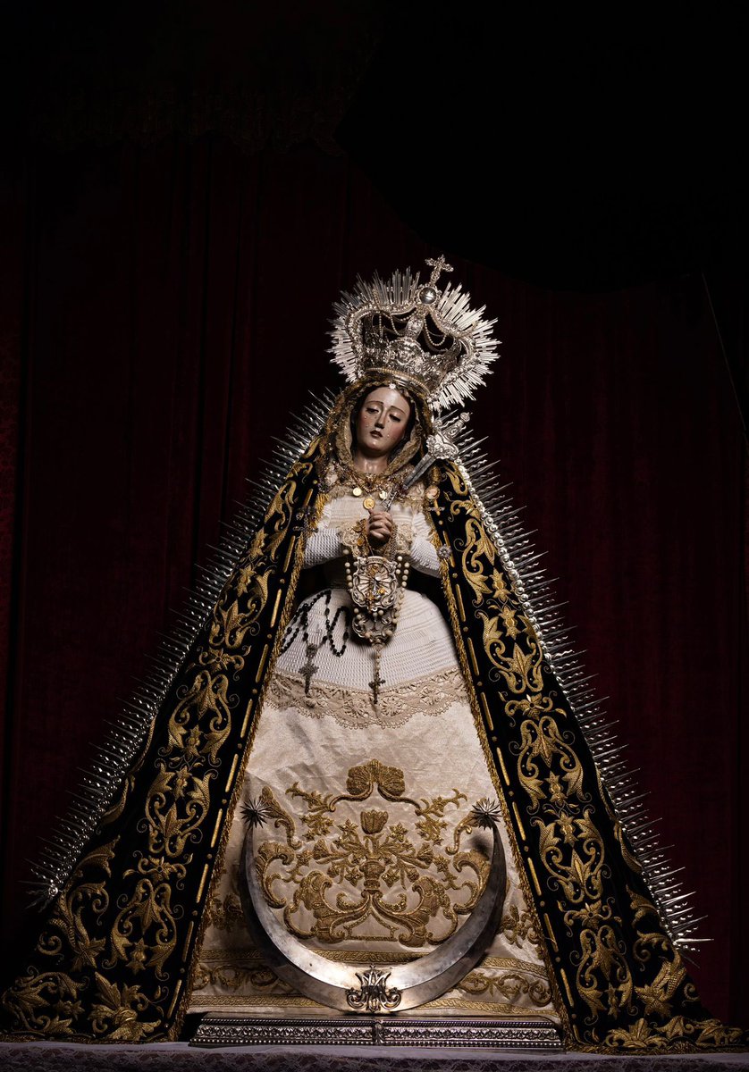 La imagen de Nuestra Señora del Carmen Doloroso ataviada para sus cultos de reglas.
Para la ocasión estrena un encaje plisado  realizado a partir de un sobrepelliz  del S.XIX y un encaje de tul bordado del S.XX.
🪡Francisco Navarro
📸<a href="/LMFotosCofrades/">LMFotosCofrades</a> 
#CofradíasMLG