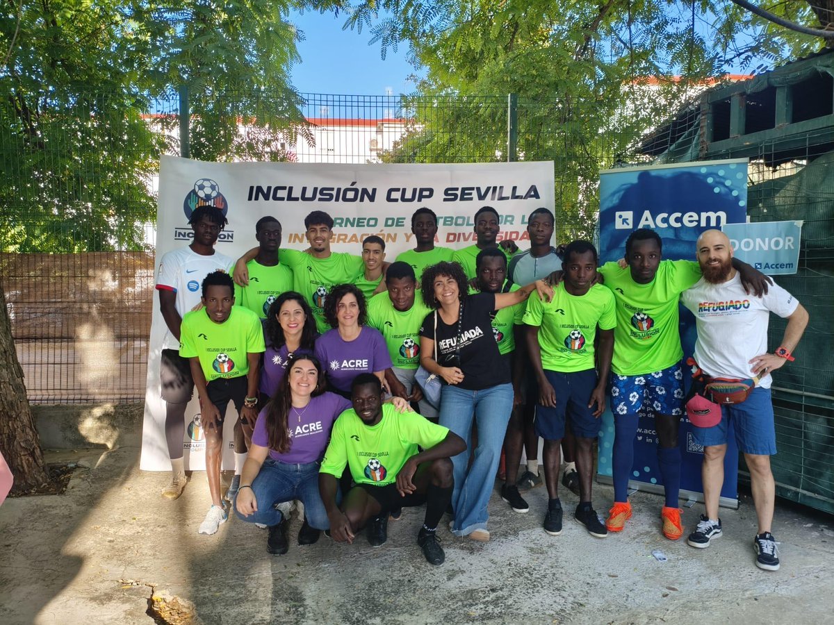 Accem_ong's tweet image. Más de 400 personas nos unimos en la Inclusión Cup Sevilla para celebrar la igualdad en el barrio de la Macarena.

El equipo mixto de Accem y Acercando Realidades logró el 🥈 en categoría Juvenil/Senior. 

¡Seguimos tejiendo redes de apoyo!🤝

#Donor #Subvenciones07 #Andalucía