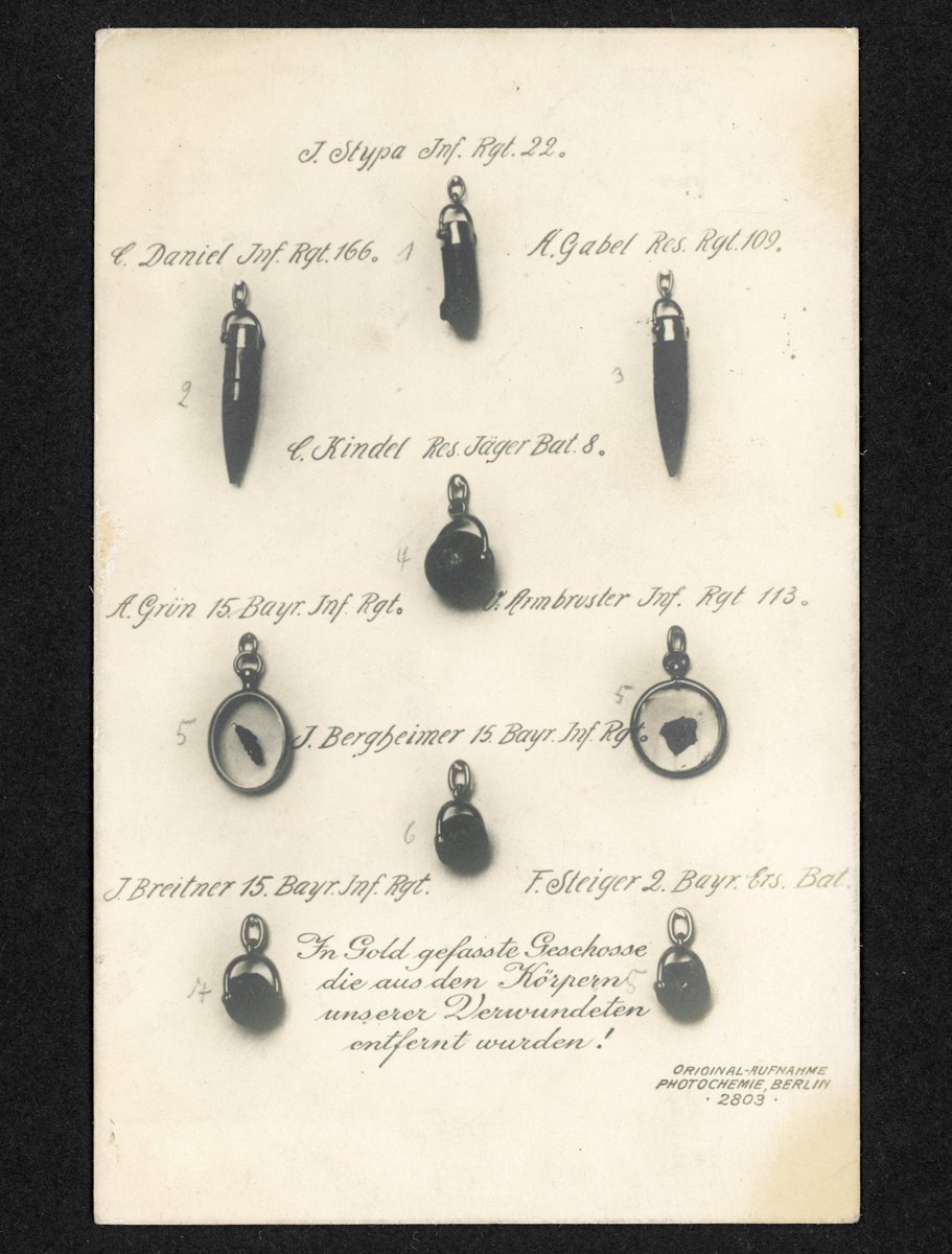 "In Gold gefasste Geschosse die aus den Körpern unserer Verwundeten entfernt wurden!" Die Rückseite erläutert: "Die Großherzogin von Baden, die sich insbesondere die Fürsorge der in den Karlsruher Lazaretten untergebrachten Soldaten angelegen sein läßt, hat soeben den ersten ...