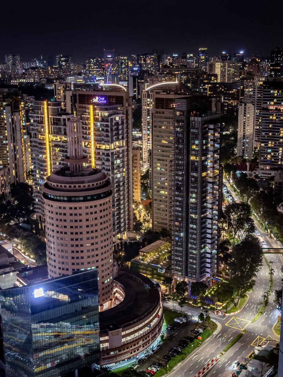 javanng's tweet image. A breathtaking view of Novena at night. The city is alive with lights and energy. 🌃💫 

#SingaporeViews #Nightscape #citybynight #nightphotography #singapore