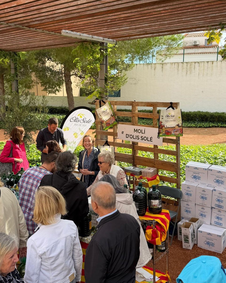 💛 Un any més hem participat a la Festa de l'Oli Nou de Mont-roig del Camp. Una festa de poble per tota la família, amb l'esmorzar per tastar l'oli nou, amb música en viu i concurs d'all i oli. Moltíssimes gràcies a tots i cadascú de vosaltres per la vostra fidelitat un any més!
