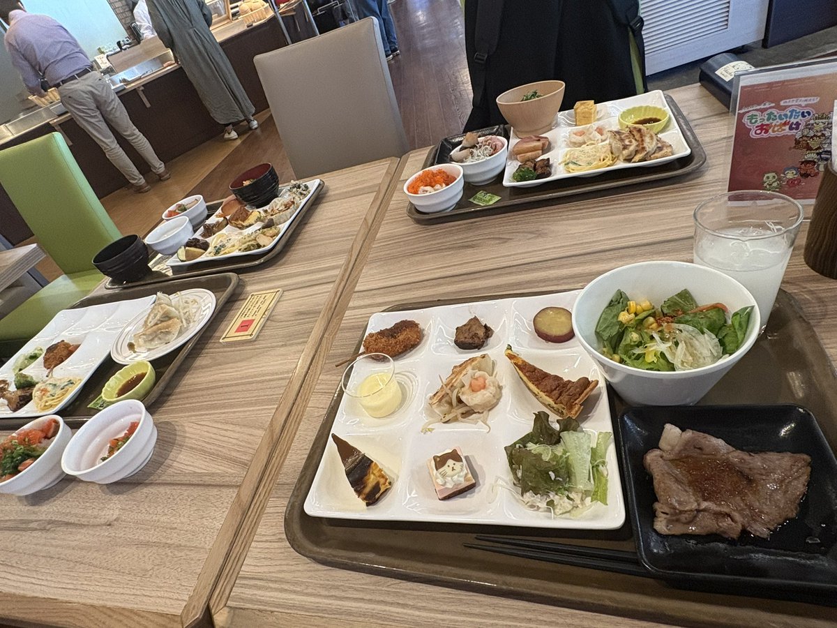 ウラツバキとえふカルが浜松来てくれた^_^！みんなでスプケのイラスト本見たり遊園地行ったりして楽しかった🎶
これはビュッフェでわんぱくboysの帰りを待つはれ№視点