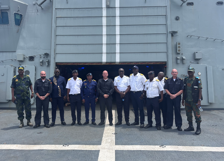 EMADmde's tweet photo. El #BAMRayo realiza diversos ejercicios en la mar junto a unidades navales de la Marina de la República Democrática del Congo, antes de recalar en Luanda (Angola). 
Durante las maniobras, se realizaron ejercicios de abordaje no cooperativo orientados a la lucha contra la piratería, el tráfico ilícito de armas y la contaminación marítima. 
@Armada_esp #MOPS