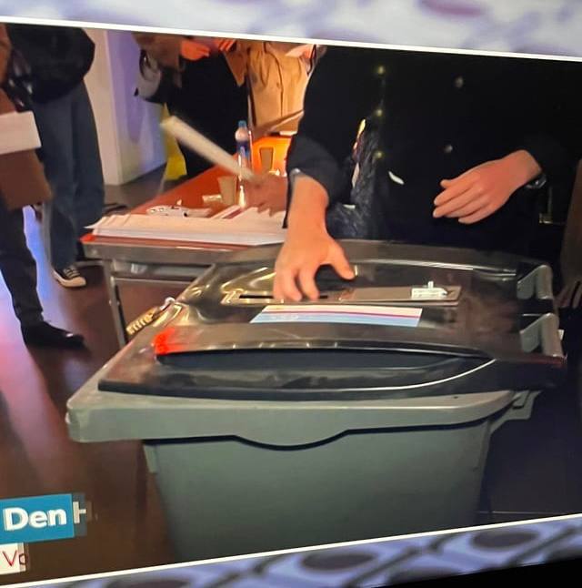 네덜란드는 디지털 투표로 전환하면서 투표함을 버렸습니다. 
그런데 시스템이 해킹 가능하다는 것이 드러나면서 이제는 쓰레기통을 사용해서 투표합니다.