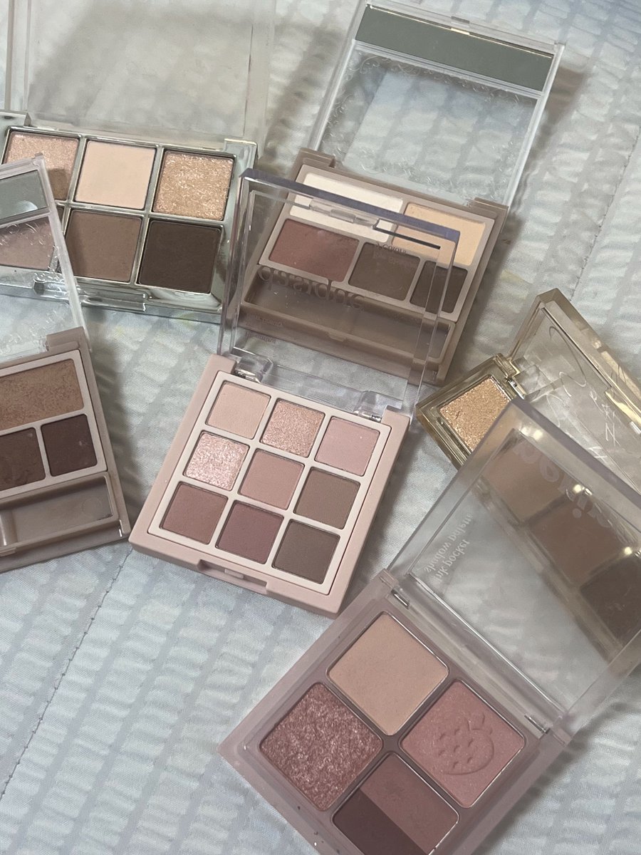 가볍고 작은 팔레트 러버의 팔레트 추천🌀
들고 다니기 좋은 예쁜 팔레트 소개할게요
가성비&amp;웜톤 위주 참고해주세요!
타래로 이어집니다•••