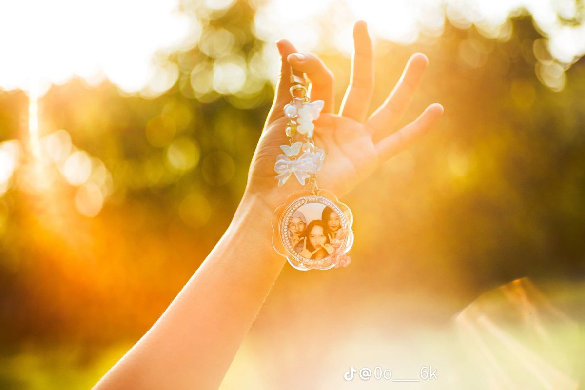 Inibaruuty's tweet photo. Mau spill foto2 produk yg difoto sama kakak2 dkv unesa, btw produk yg mereka pakee ordernya di @tiwbeads yaa🥰🩷 https://t.co/3tBR2cMMvT