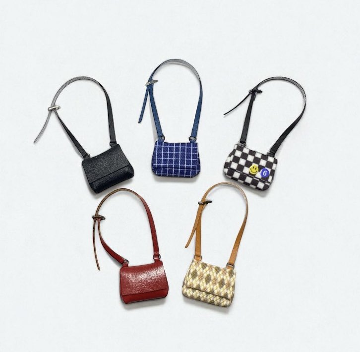 【期限】1/12ショルダー小
本体約2cm四方です。
缶バッジ付きも有ります😊
minne
minne.com/@kotokotolife