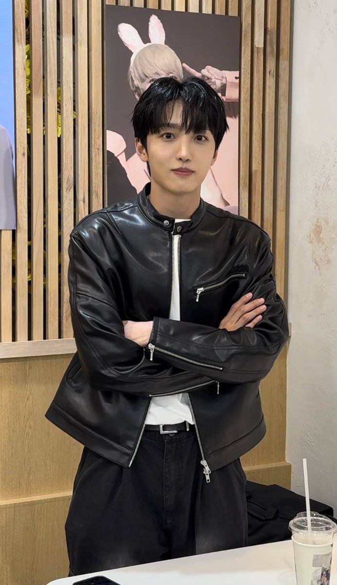 sunyoul_up10's tweet photo. 예쁜 예인이의 사진이 예쁘게 장식되어 있었어요.옛날의 사진들이랑 지금의 예인이가 변하지 않아서 역시 예인이는 나이를 먹지 않는구나 라고 생각이 들었어요.지금이 더 예쁘다고 싶어요.카페를 준비해 주신 팬분에게 감사하다는 말���을 드리고 싶어요.정말 감사합니다.#선율 #업텐션 @Bloom_1106 https://t.co/Z90ikpwoXL