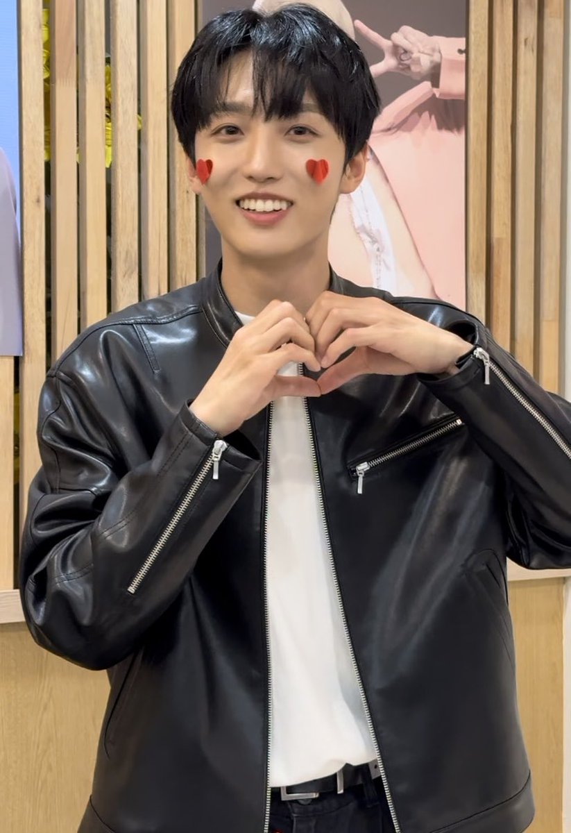 예쁜 예인이의 사진이 예쁘게 장식되어 있었어요.옛날의 사진들이랑 지금의 예인이가 변하지 않아서 역시 예인이는 나이를 먹지 않는구나 라고 생각이 들었어요.지금이 더 예쁘다고 싶어요.카페를 준비해 주신 팬분에게 감사하다는 말씀을 드리고 싶어요.정말 감사합니다.#선율 #업텐션 <a href="/Bloom_1106/">𝙵𝚒𝚕𝚕𝚎𝚝𝚝𝚎 𝙱𝚕𝚘𝚘𝚖🌸</a>