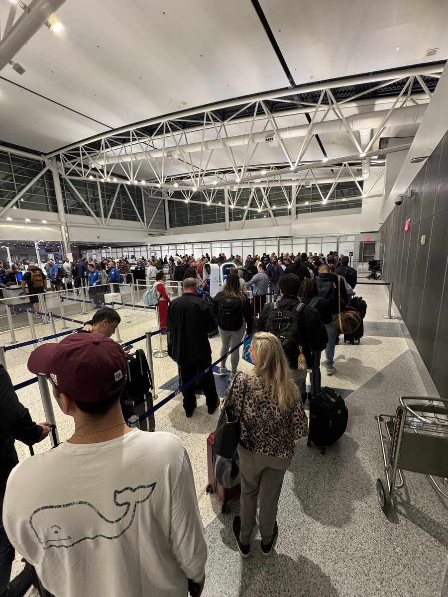 5 AM at IAH Airport #tsa #shutdown #waittime
