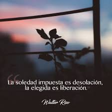 "¿Sabes a quién le toca la soledad?
A esas almas nobles que siempre dieron sin medir, a quienes ofrecieron su tiempo, su escucha y su ternura, y aún así terminaron con las manos vacías.
Le toca a quien creyó en las palabras sinceras y descubrió, tarde, que no todos saben