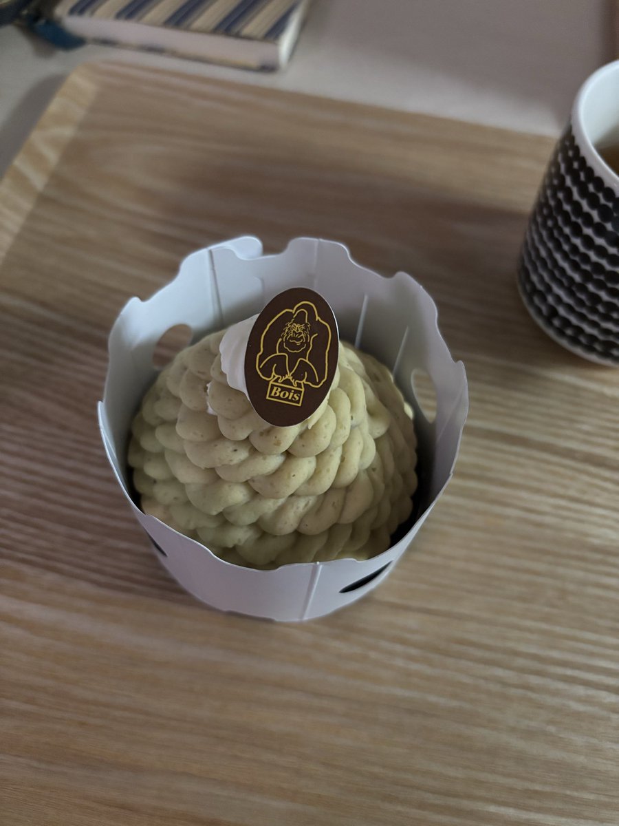 marron1687's tweet photo. 疲れ切ってお皿も出さずケーキ食べたんだけど、チョコだと思って食べたら紙だった…お風呂入って寝よう… https://t.co/N3CguSM3ct